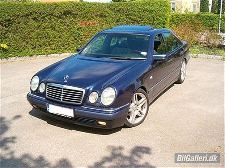Mercedes Benz E300 Elegance *SOLGT* billede 1