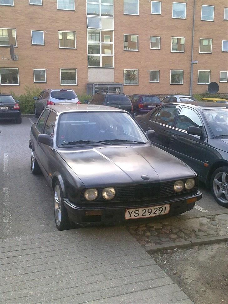 BMW 320i e30 (bytte) - ja sådan ser den ud skal vaskes billede 1