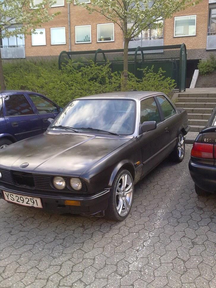 BMW 320i e30 (bytte) - den er hjemme malet har jeg fået af vide synes nu det er pænt billede 2