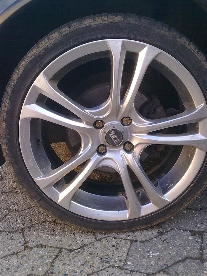 BMW 320i e30 (bytte) - ja de er pæne der skal nye dæk ja dækkene er ikke noget værd men hva der skal jo også sommerdæk på afligevel billede 3