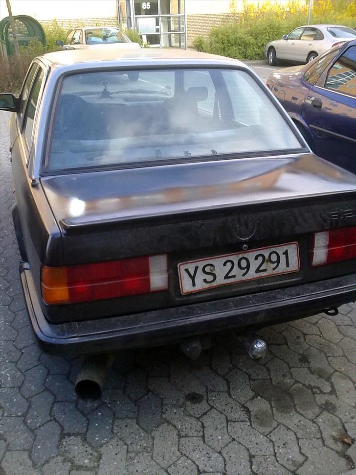 BMW 320i e30 (bytte) - ja synes nu den er pæn men den skal vaskes og skal nok have en anden hæx på og en lille en til bagruden billede 5