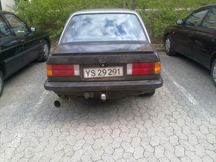 BMW 320i e30 (bytte) - den skal godt nok vaskes men tror ikke jeg vil lave så meget om her en anden hæx og en lille en til bagruden måske nogle mørke baglygter men ved det ikke helt i nu  billede 6