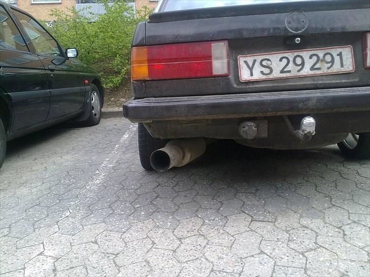 BMW 320i e30 (bytte) - ja den udstødning skal skiftes og der er lidt rust under lygten billede 7