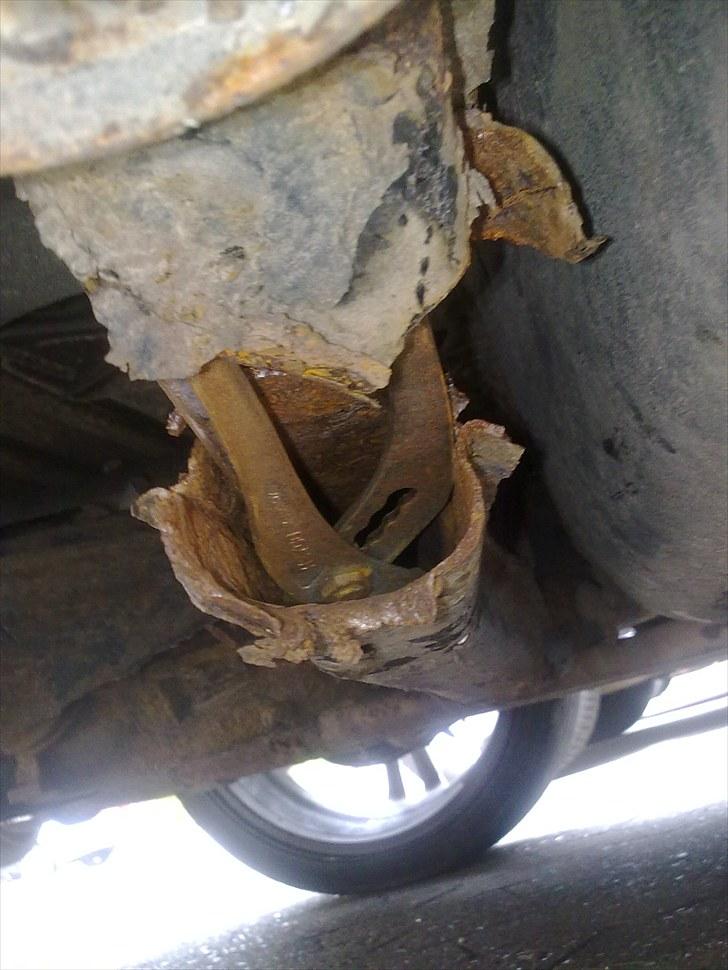 BMW 320i e30 (bytte) - ja den er slem og den har vi kørt hjem i unden at vide det kørte på motorvej og havde over 90 km hjem igen fra hvor vi hente den  billede 20