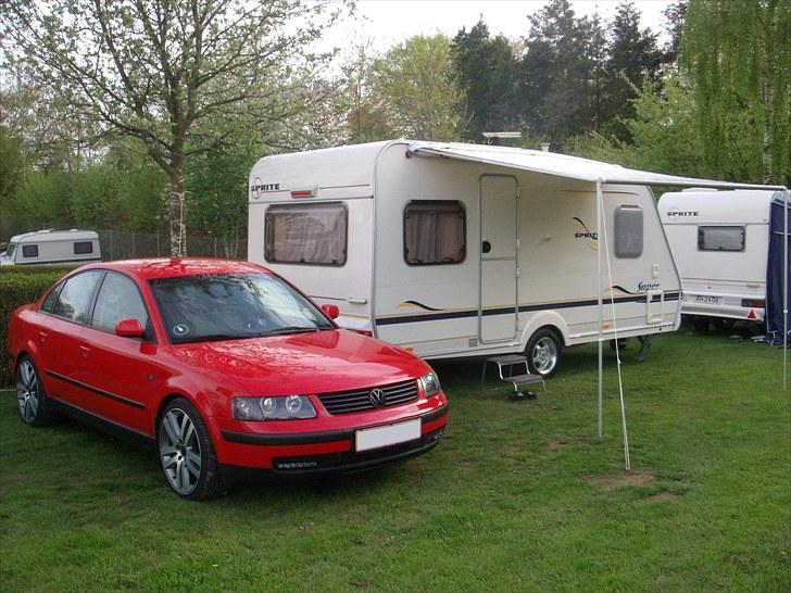 VW Passat 1,6 3B Comfortline (SOLGT) - Så er vi lige afsted på camping med Passaten og vores Sprite Super, jeg har fået klemt Brock b5 8x14 med 205/60x14 på den, det dur :-) billede 18