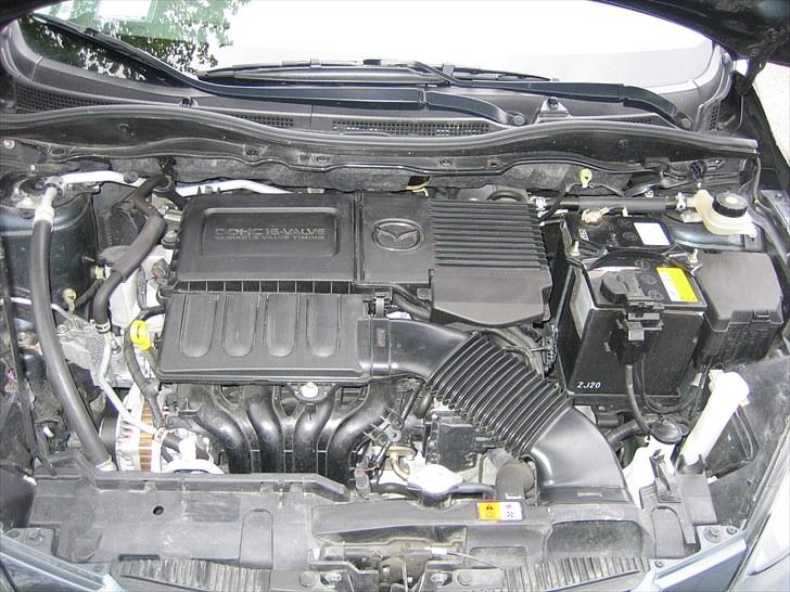 Mazda 2 Advance (solgt) - Motorrummet, eneste forbedring her er et  KN filter i stedet for det originale luftfilter. billede 14
