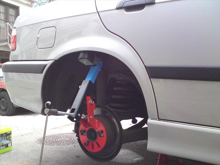 BMW e36 325i ( SOLGT ) - rulning af skærmene. billede 9