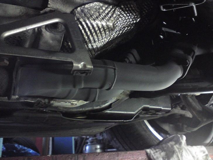 BMW E39 M5 ( Solgt ) - udstødnings manifoldene er malet med noget der sænker varmen i motorrummet. billede 7