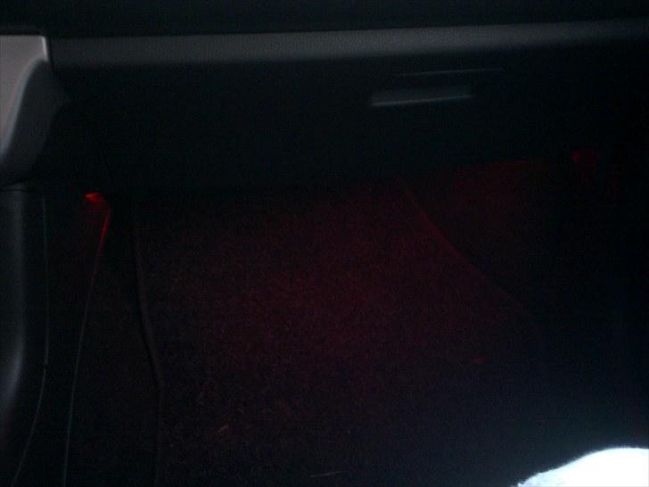 Suzuki swift - fed rød lys i bunden af bilen inden i :) nice billede 13
