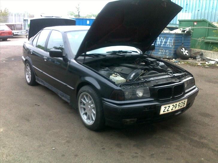 BMW 320i SOLGT billede 1