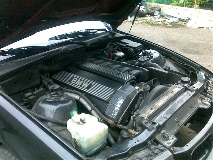 BMW 320i SOLGT billede 2