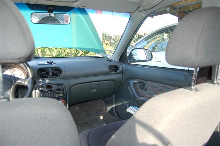 Hyundai "Hyunde" Accent 1.5 GLS - Udsigt fra venstre bagsæde plads billede 5