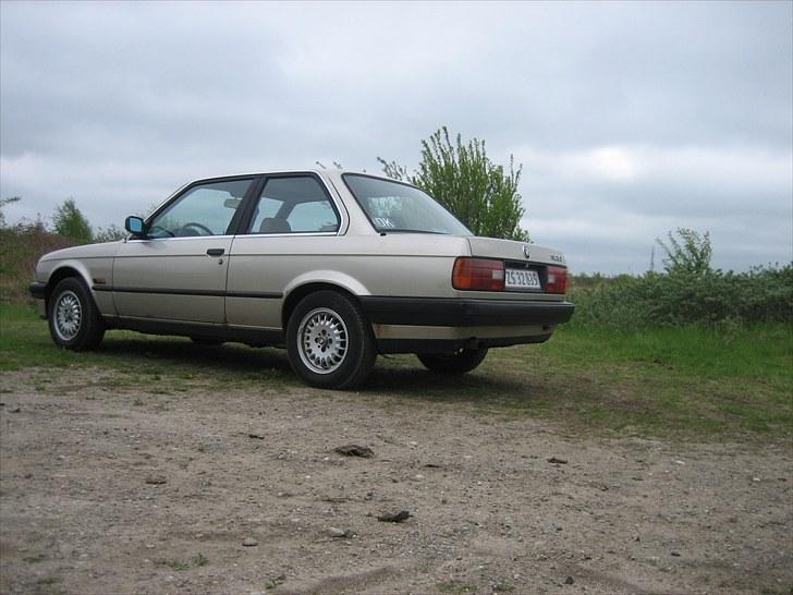 BMW E30 320i SOLGT billede 4
