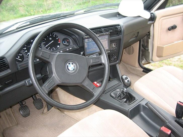 BMW E30 320i SOLGT billede 10