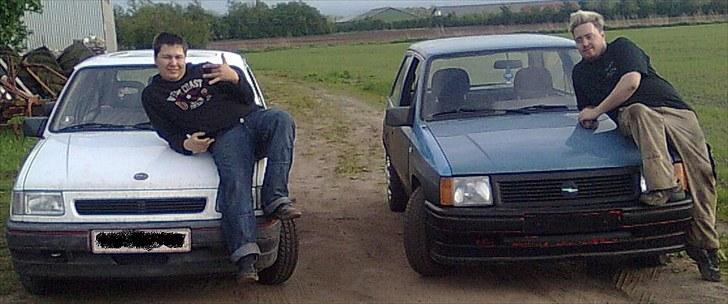 Opel Corsa A solgt - den hvide Min ven og mig ved min den blå billede 10