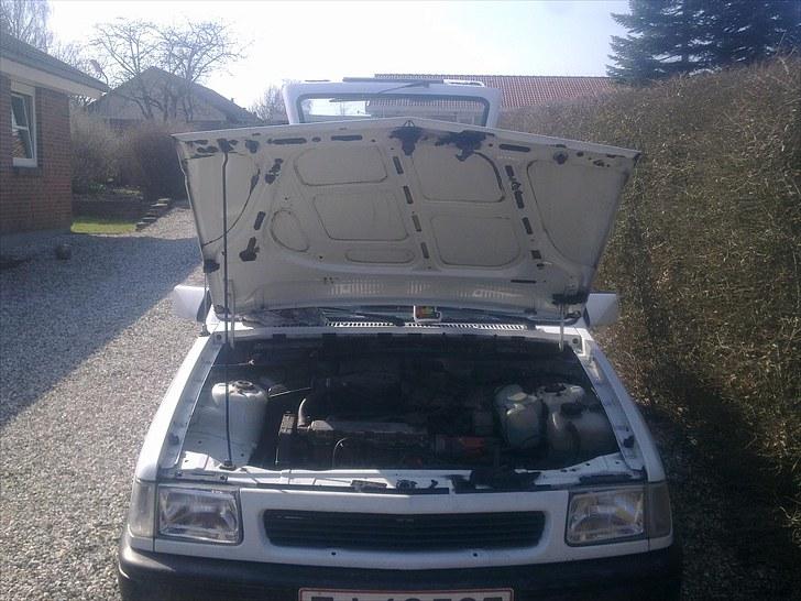 Opel Corsa Swing solgt - Rengjort motorklap billede 6