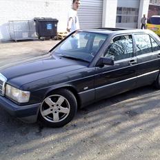 Mercedes Benz 190E 2,0 Totalskadet.