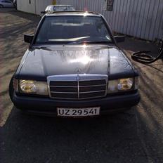 Mercedes Benz 190E 2,0 Totalskadet.