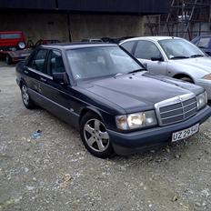 Mercedes Benz 190E 2,0 Totalskadet.