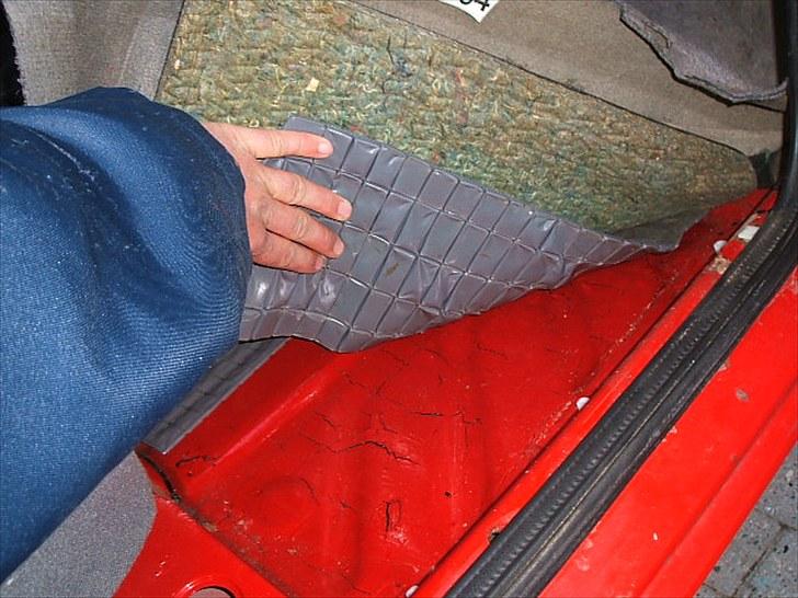 VW Golf 2 1,8 GL SOLGT - Sådan skal bunden se ud i en Golf 2, ikke det mindste fugt ! billede 15