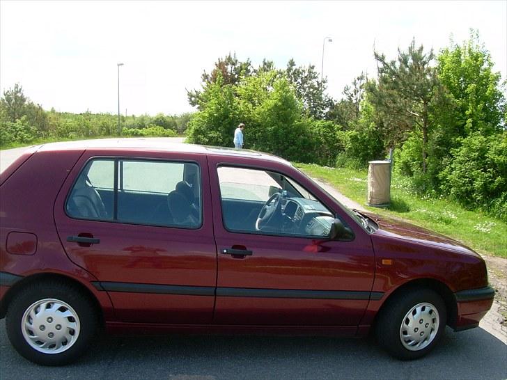 VW Golf - En bordoux-rød Golf 3 i dejligt solskinsvejr! billede 1