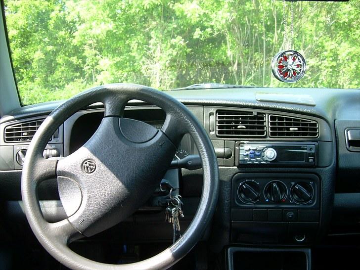 VW Golf - Læg mærke til det kraftige og lækre rat.Det kan jeg sgy godt lide!! billede 3