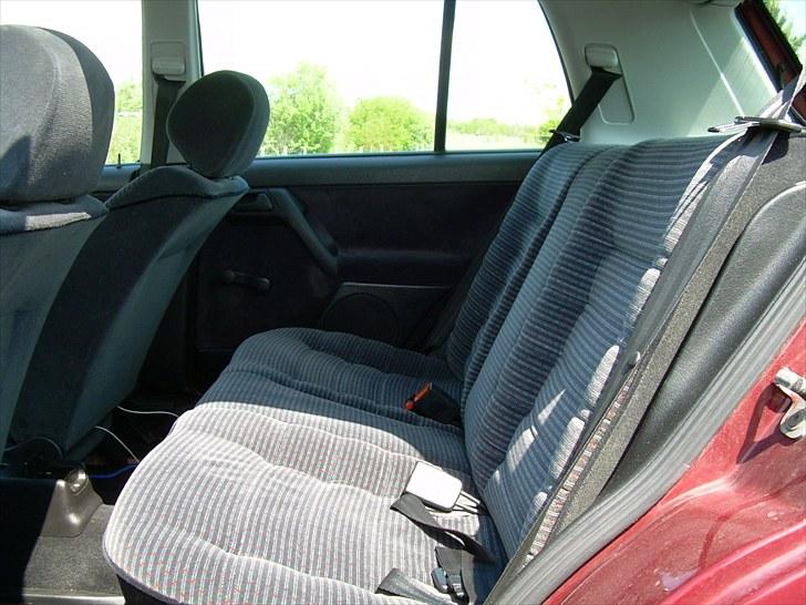 VW Golf - Udmærket plads ombag i.Dog bliver pladsen måske lidt træng, hvis man er over 1.95! billede 4