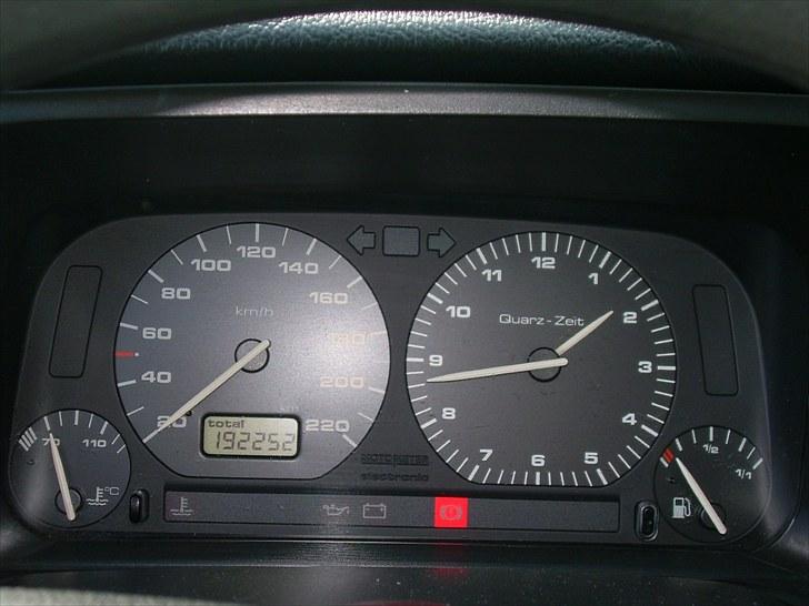 VW Golf - Ville nok hellere have ´haft en omdrejningstæller frem for et stort ur.Men det er bare en detalje. billede 7