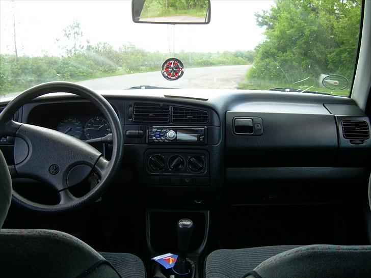 VW Golf - Interøret er enkelt, solidt og pænt.Ikke meget hanky panky her, men det er jo en tysker! billede 8