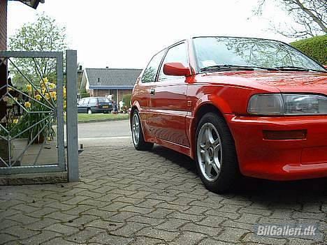 Toyota Corolla - Se lige forandringen.... sådan her så den ud før Min kære Storebror og Foss(Tanja) gik i gang med den... det kalder man sku Venner/familie billede 10