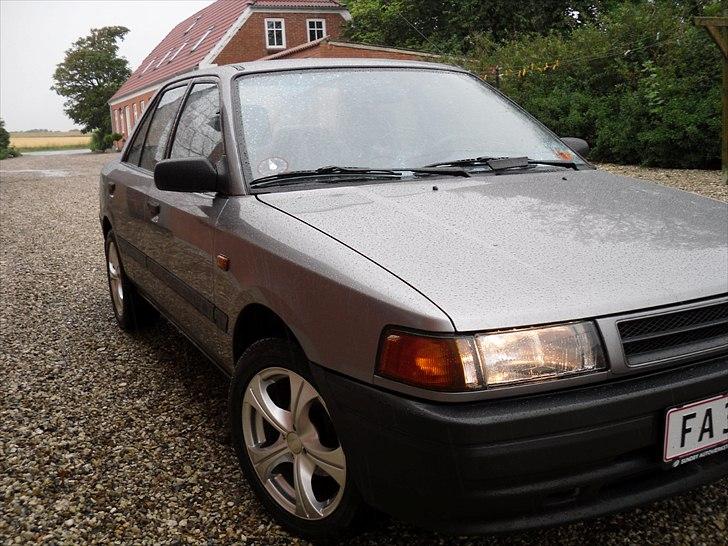 Mazda 323 LX Sedan billede 2