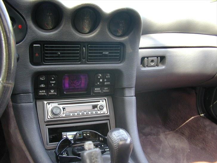 Mitsubishi 3000 GT til salg/bytte - cockpit midter komsol med aircondition, div ure, knapper, radio osv. billede 19