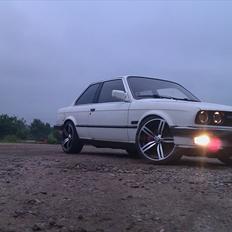BMW e30 320i coupe