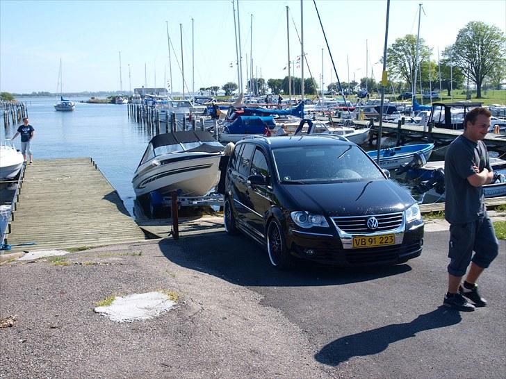VW Touran 170 Highline DSG - På vej op af slæbestedet med båden. Det gør den med ca 1300 omdr/min. billede 3