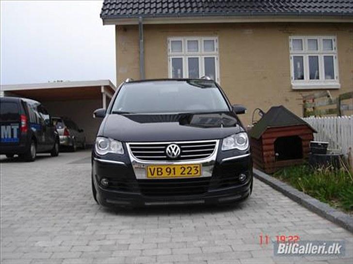 VW Touran 170 Highline DSG - LÅNT BILLEDE! Her ses bilen ved den tidligere ejer med underlæben på. Har dog ikke selv haft den monteret endnu billede 9
