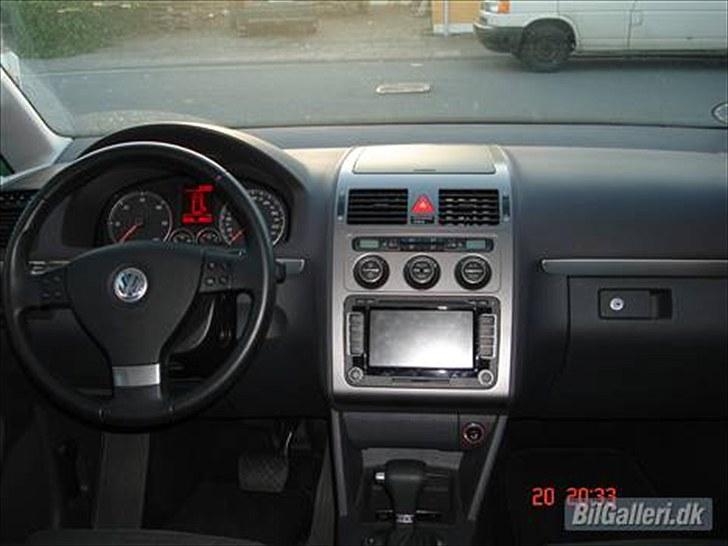 VW Touran 170 Highline DSG - LÅNT BILLEDE! Her ses bilen indenvendig. Har ikke selv nogle billeder af kabinen, så har lånt dette billede. billede 11