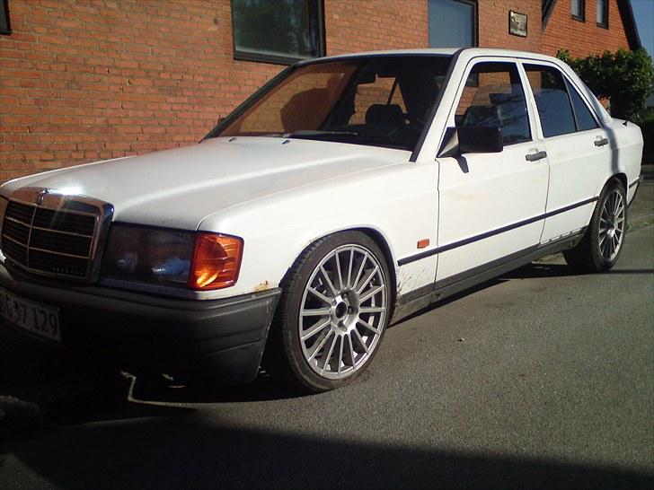 Mercedes Benz w201 190E(SOLGT) - den ser sku halv godt ud i solen.. bare lidt arbejde og ny maling.. så den sku flot.. ;) billede 15