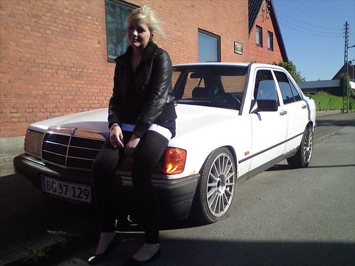 Mercedes Benz w201 190E(SOLGT) - bilen og damen.. nu alt sku lyst.. bil, hund, dame og mig selv... ha ha billede 16