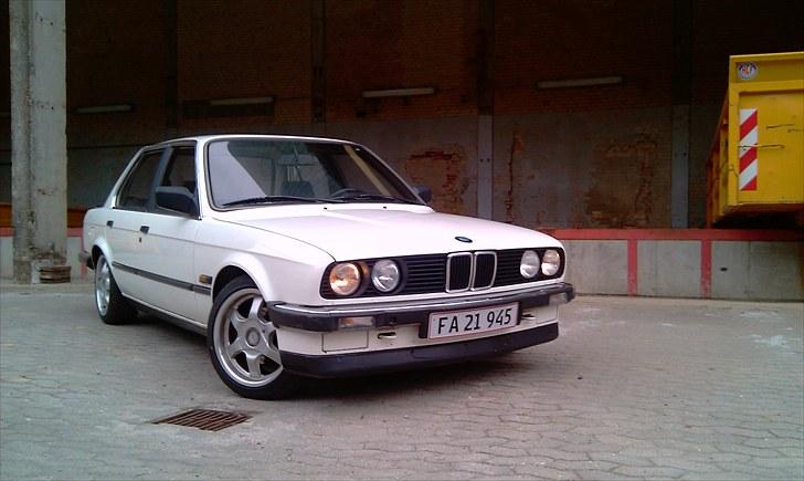BMW 320i E30 billede 1