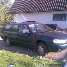 Ford mondeo 1,8 st car