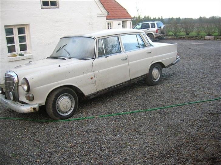 Mercedes Benz 200D w110 SOLGT billede 2