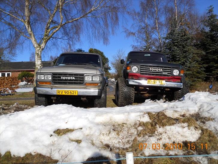 Toyota Landcruiser HJ61 - Ved siden af min brors Hj61´er med 2" EMU og 33´ere.. Det giver en ide om højden :) billede 4