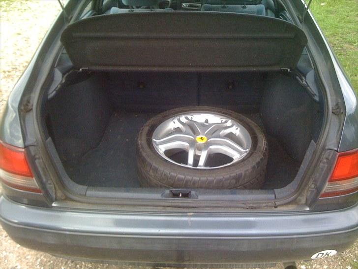 Toyota Carina E 2.0 - noget af et reservehjul :) billede 8