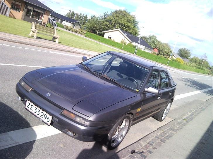 Mazda 323 f  (SOLGT) billede 1