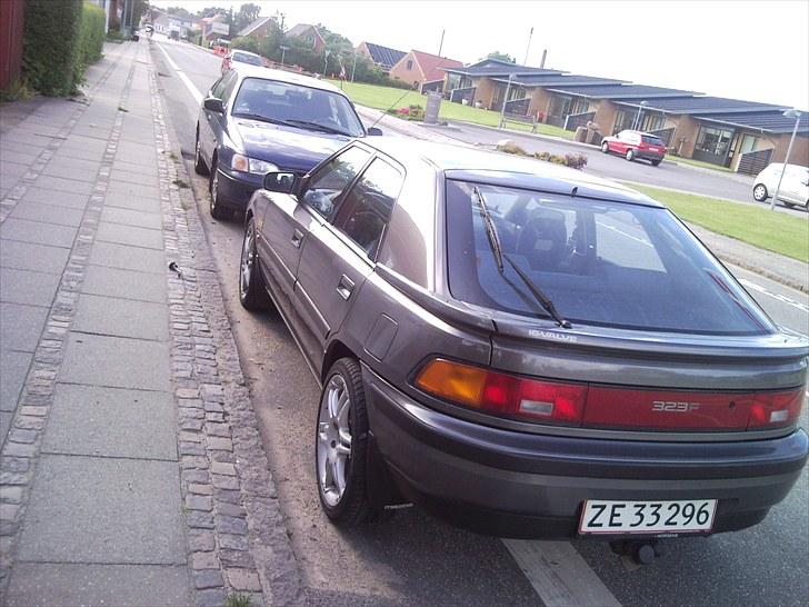 Mazda 323 f  (SOLGT) billede 4