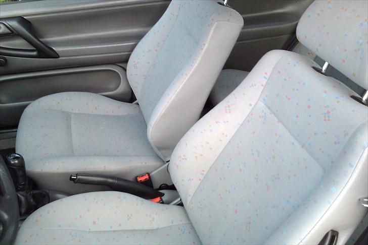 VW Polo 6N - billede af forsæderne, man kan ikke se det på billedet men interiøret i bilen er næsten som nyt billede 4