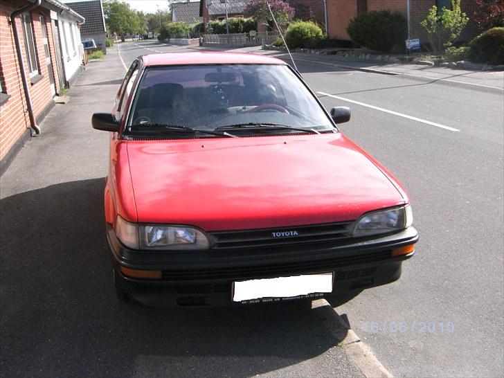 Toyota Corolla 1,3 hatchback - Det er lyset der rammer mærkeligt den er ikke misfarvet på kølerhjelmen som det ligner herpå billedet:D billede 1