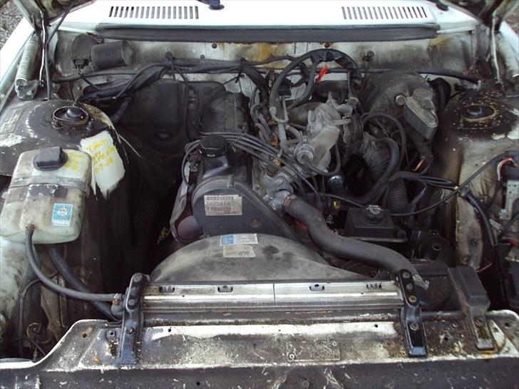 Volvo 240 "Solgt" - PAVA  over det hele. Tror jeg renser det af, for man bliver beskidt bare man tænker på at trække oliepinden. billede 8