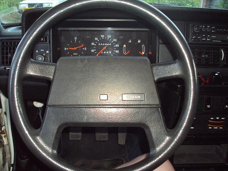 Volvo 240 "Solgt" - Dejligt lille rat sammenlignet med "roret" i den gamle. billede 10