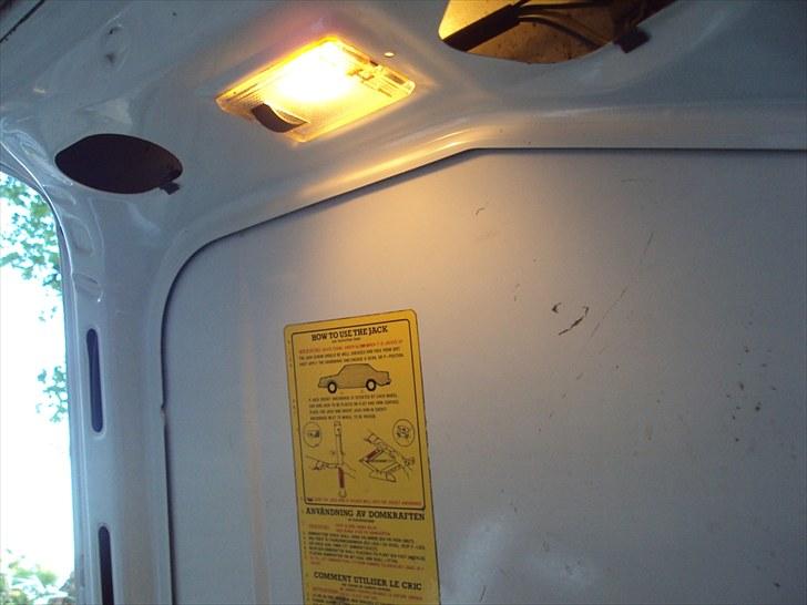 Volvo 240 "Solgt" - Lyset i bagsklappen virker. Det har jeg aldrig haft en Volvo 240 der har kunnet før. billede 13